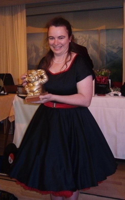 Zum Abschluss noch ein Portrait von Edith Schiller mit ihrem Radio Schorsch 2011. Edith Schiller mit ihrem frisch erhaltenen Radioschorsch 2011 (Radio Schorsch).